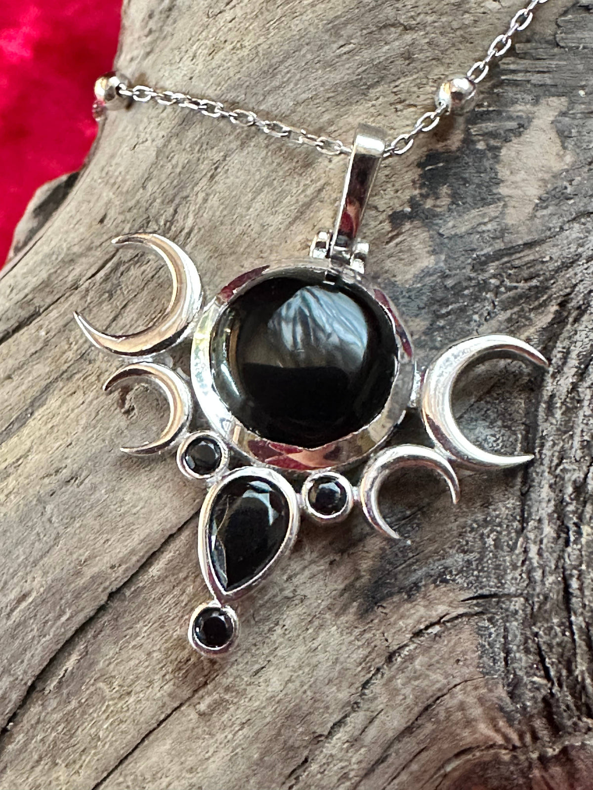 FIVE MOONS ONYX Necklace